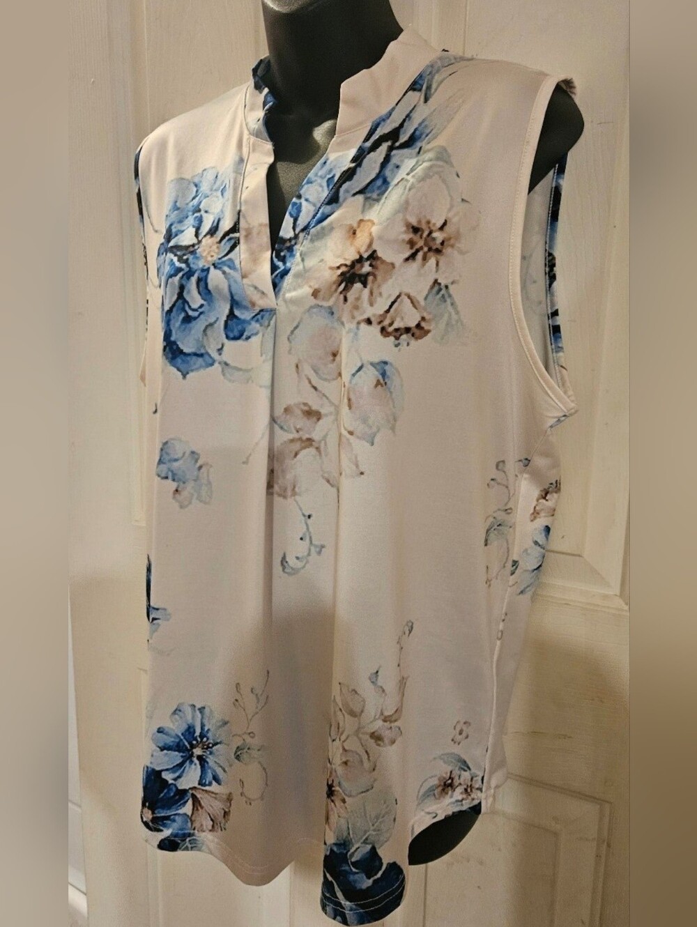 Sleeveless Floral Split-Neck Blouse in Cream and Blue By Loveu.dear - Picture 3 of 7